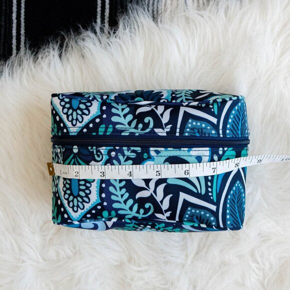 VERA BRADLEY "BLUE ISLAND MEDALLION" UPRIGHT NYLON ZIP AROUND CASE - Picture 5 of 10